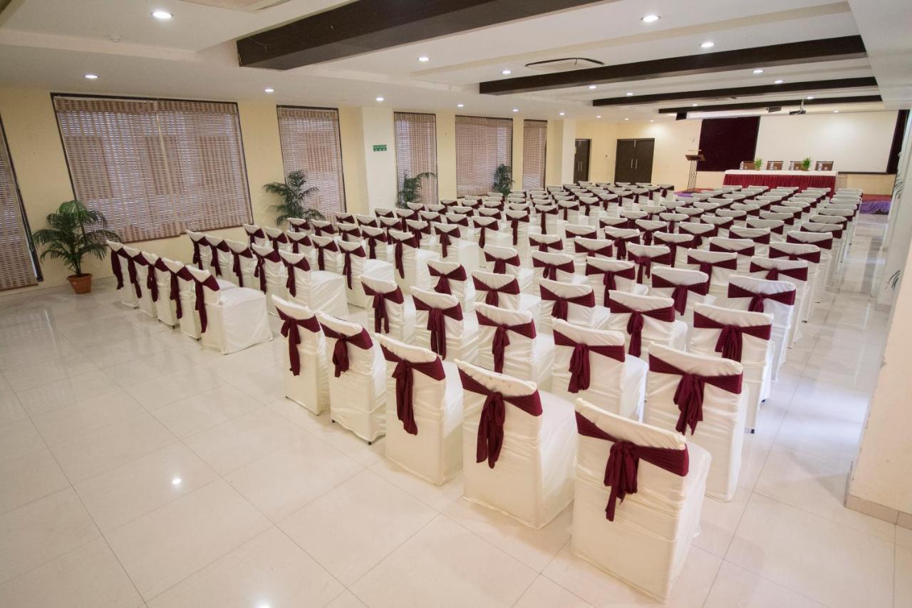 Grand Sarovar Portico, Lātūr Exterior foto