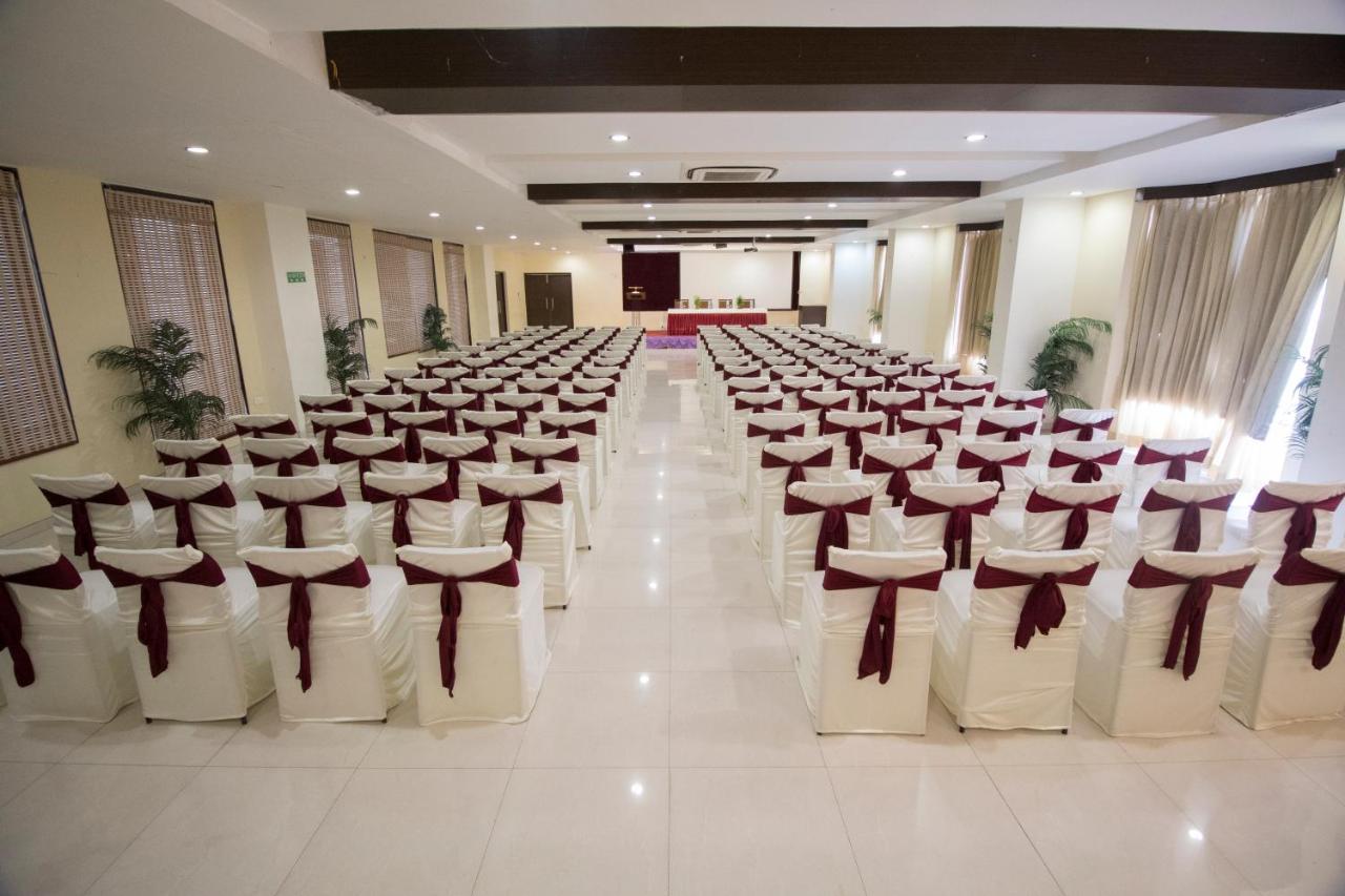 Grand Sarovar Portico, Lātūr Exterior foto