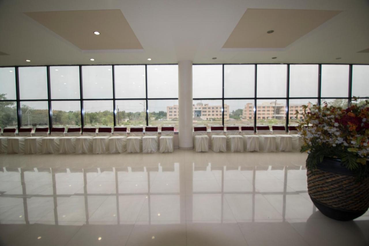 Grand Sarovar Portico, Lātūr Exterior foto