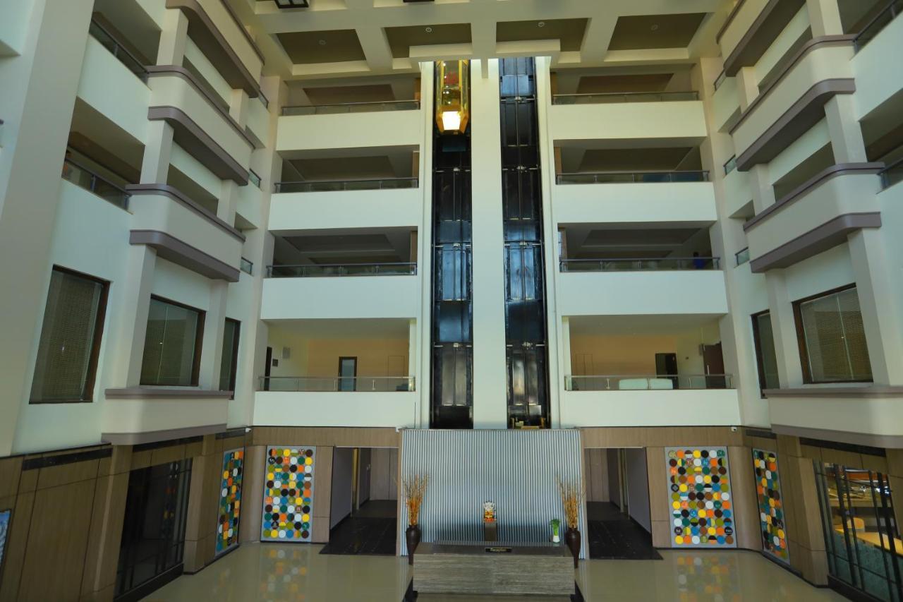 Grand Sarovar Portico, Lātūr Exterior foto