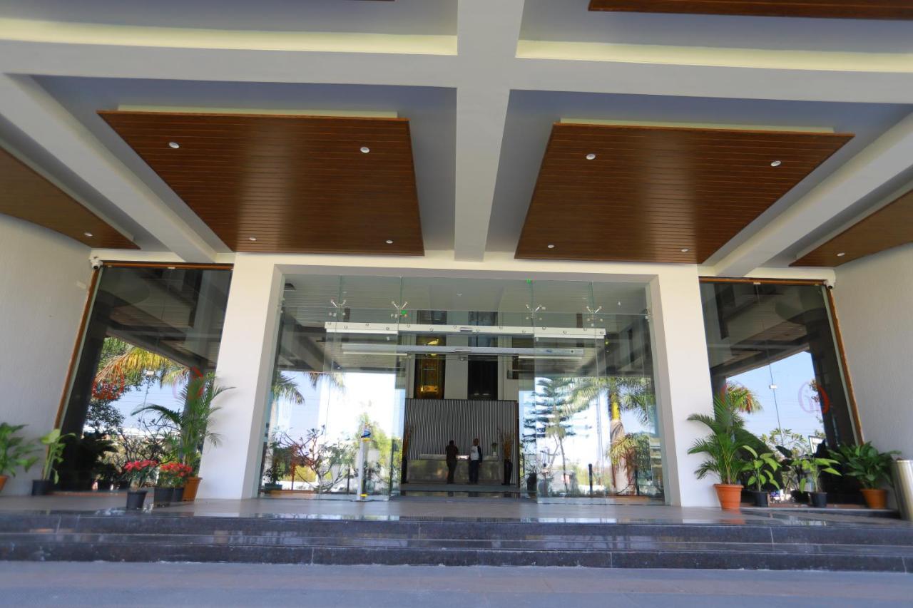 Grand Sarovar Portico, Lātūr Exterior foto